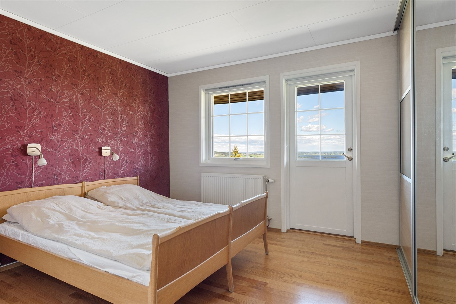 Stort hovedsoverom med skyvedørsgarderobe og adkomst til østvendt balkong. Galleribilde