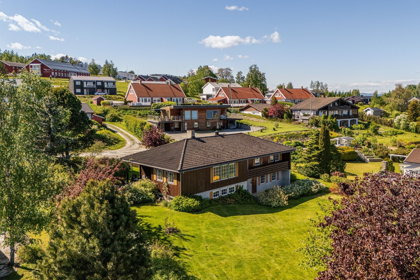Eiendommen har en flott og frodig hage med gode solforhold. Galleribilde