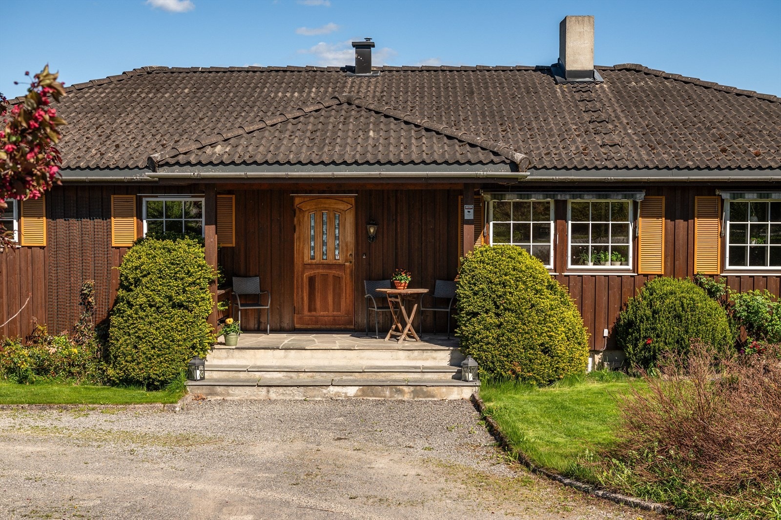 Overbygget inngangsparti med skiferbelagt trapp og platting. Galleribilde
