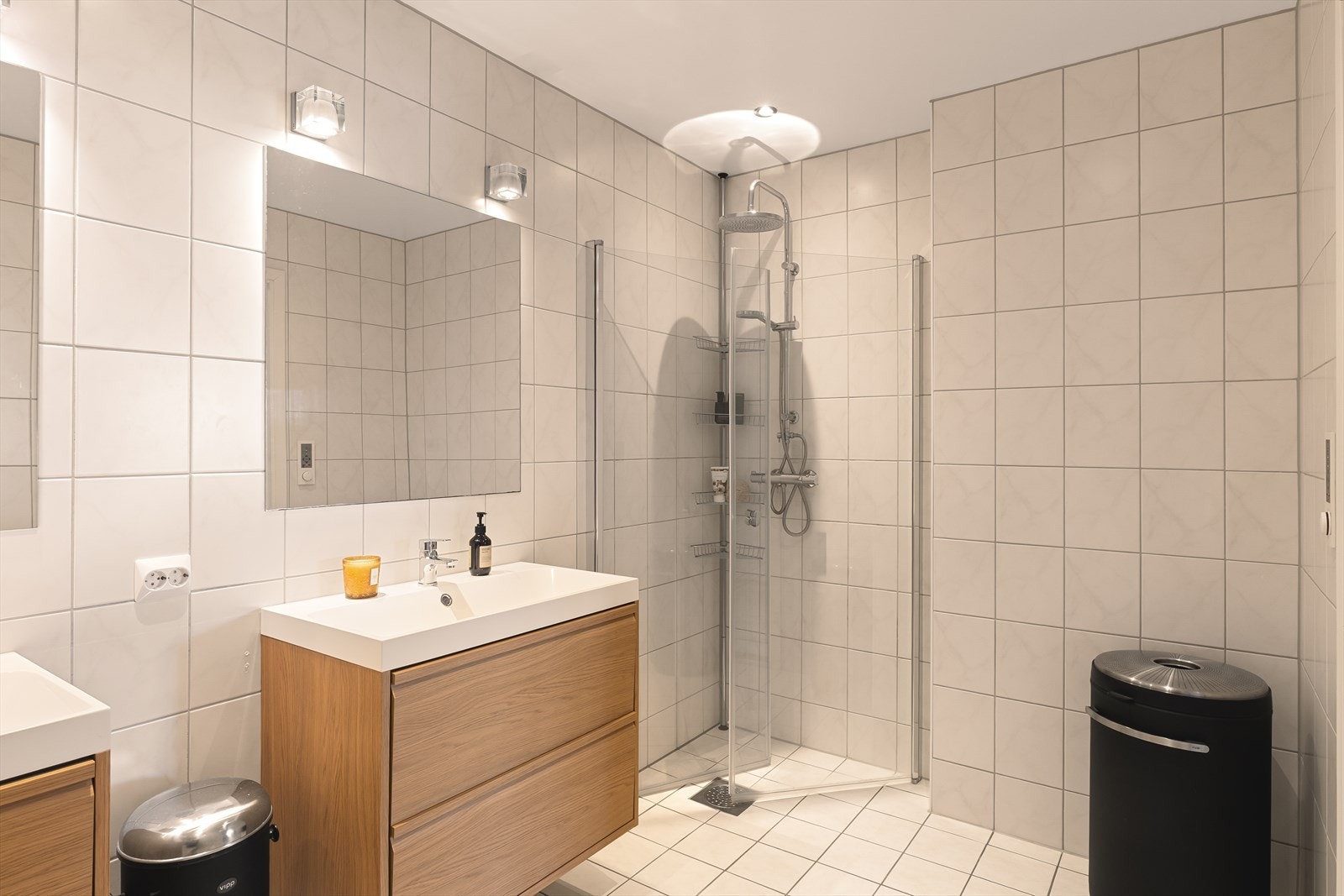 Badet er innredet med en vegghengt wc, ny dusj og to nye seksjon med vask Galleribilde