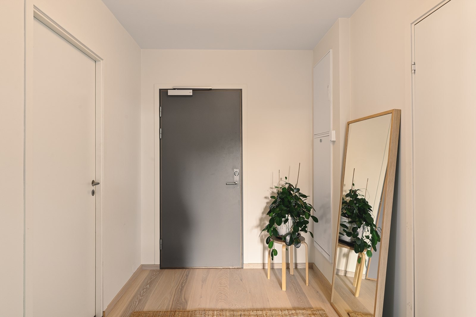 Innbydende entré med god plass til å henge fra seg yttertøy og sette fra seg sko Galleribilde