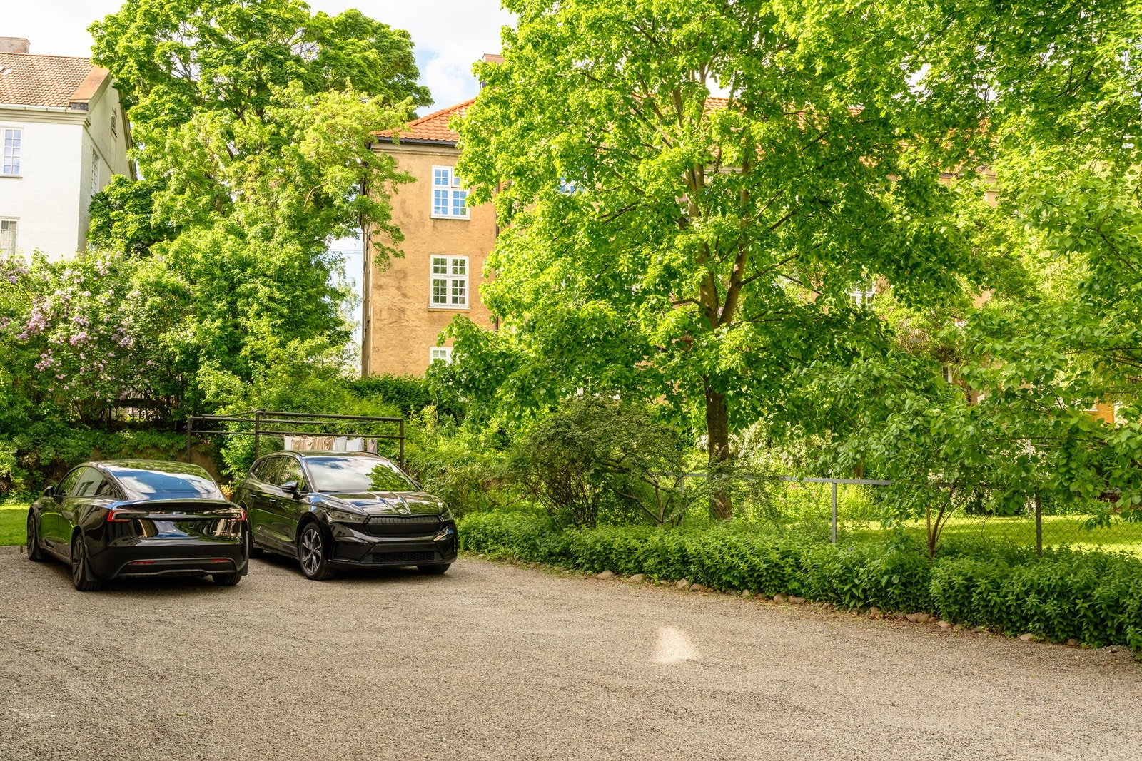 Bakgården disponerer to elbilladere, i tillegg til parkeringsplasser for både korttidsparkering og gjester. Galleribilde