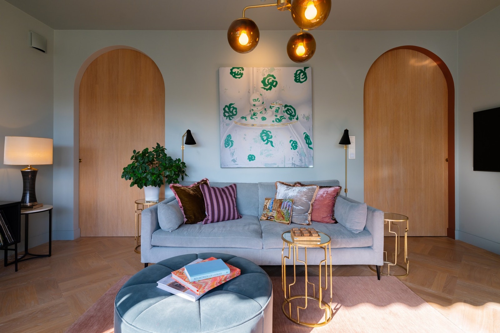 Stuen har god plass til en sofagruppe med tilhørende møblement. Galleribilde