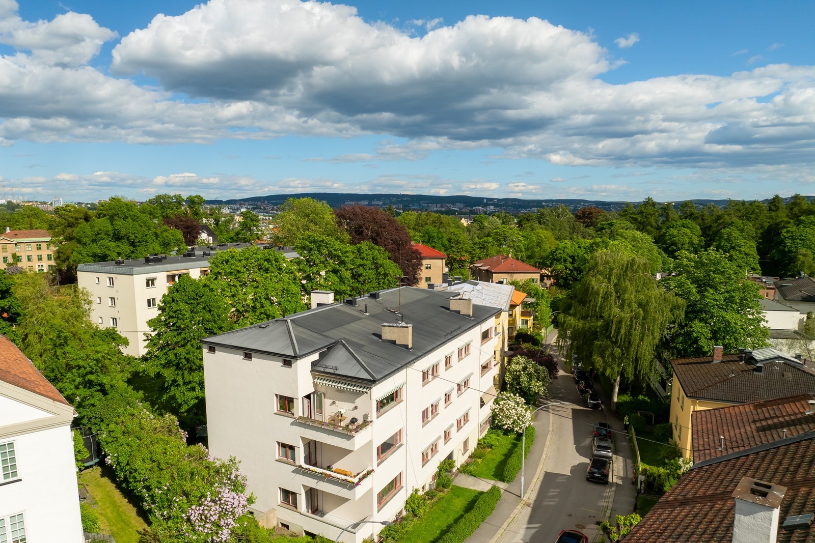 Her bor du sentralt på Valleløkka/St. Hanshaugen med umiddelbar nærhet til kollektivtilbud, skoler, barnehager, samt et godt utvalg av hyggelige kaféer og restauranter. Galleribilde
