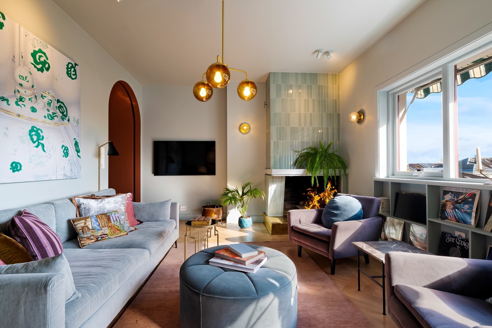 En flott peisovn gir rommet et elegant preg, samtidig som den bidrar til god varme og ekstra hygge på kjølige høst- og vinterdager. Galleribilde