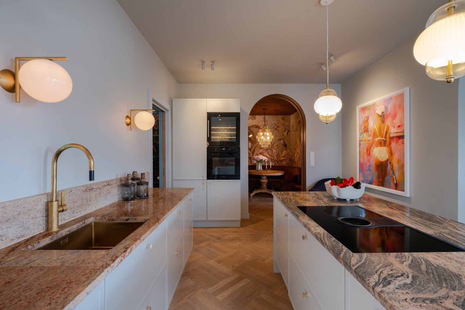 Kjøkkenet er utstyrt med integrerte hvitevarer bestående av kombi kjøleskap/fryser, oppvaskmaskin, vinskap, stekeovn og platetopp - alle hvitevarer medfølger handelen. Galleribilde