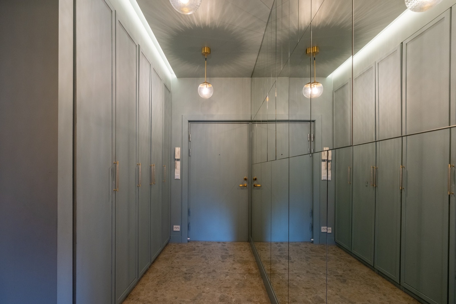 Når du kommer inn i leiligheten, møtes du av en stilfull og innbydende entré som gir et godt førsteinntrykk. Galleribilde