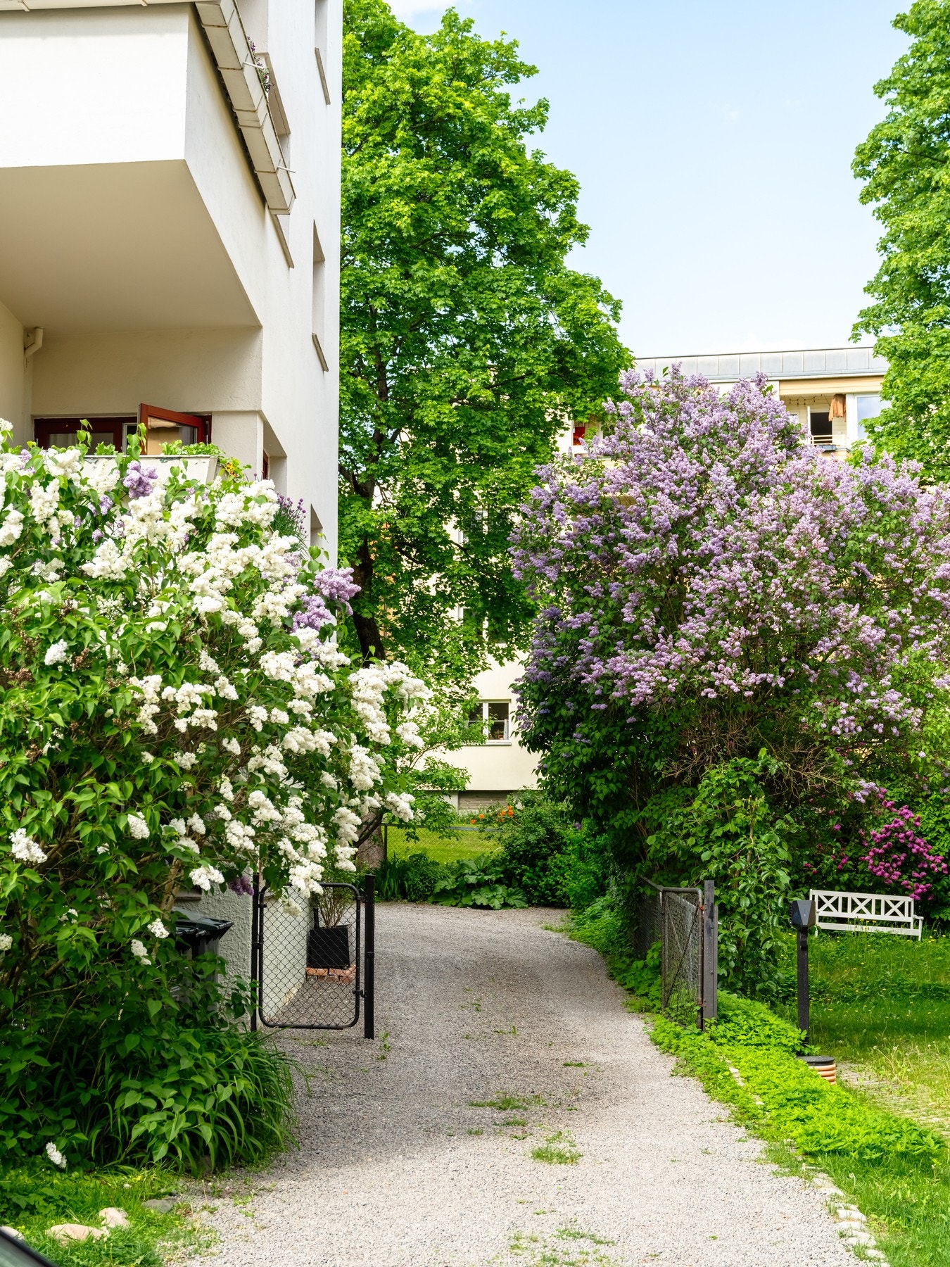 Leiligheten disponerer i tillegg en romslig loftsbod på ca. 10 m² og en kjellerbod på ca. 8 m², noe som gir rikelig med lagringsplass. Galleribilde