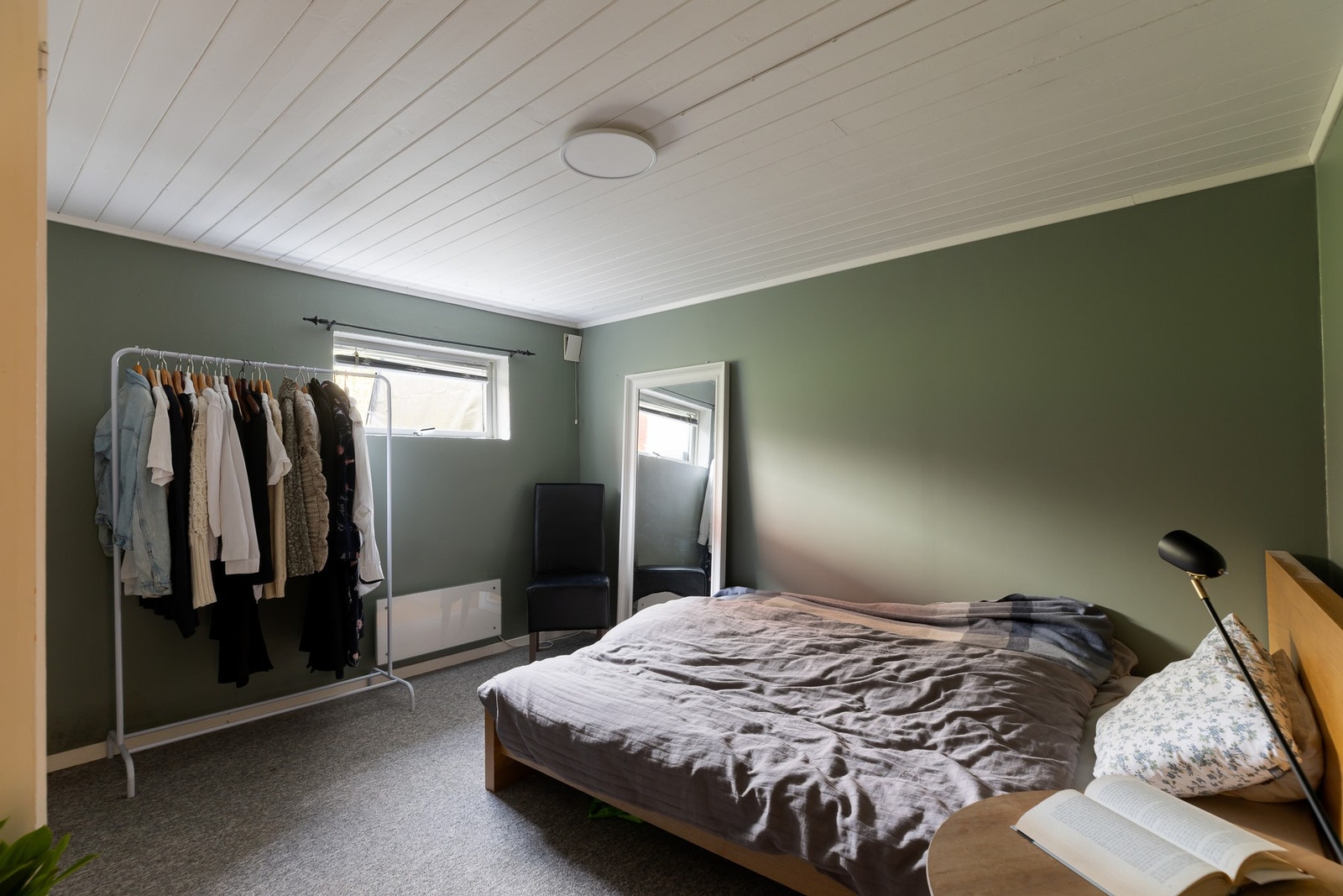 Disponibelt rom i hybelleilighet. Vi gjør oppmerksom på at rommet ikke er godkjent for varig opphold. Galleribilde