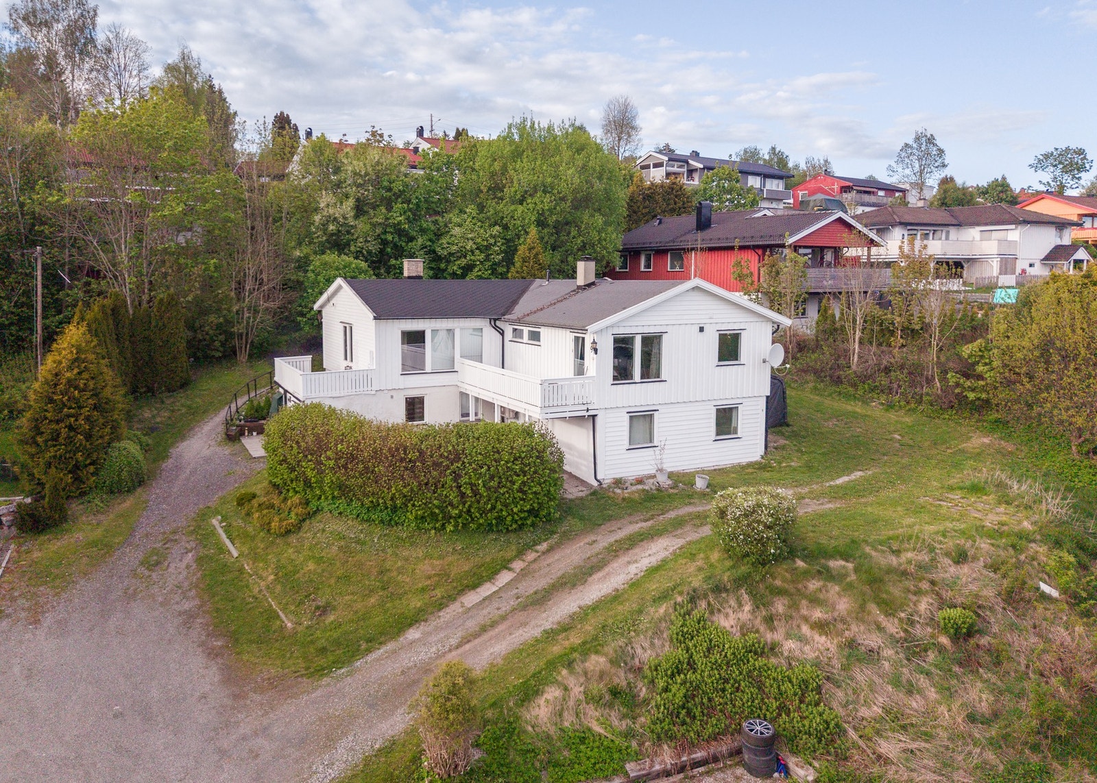 Velkommen til Skoleveien 9 - en funksjonell tomannsbolig med flere bruksmuligheter. Foto: Scott Kvitberg v/Fotostallen. Galleribilde