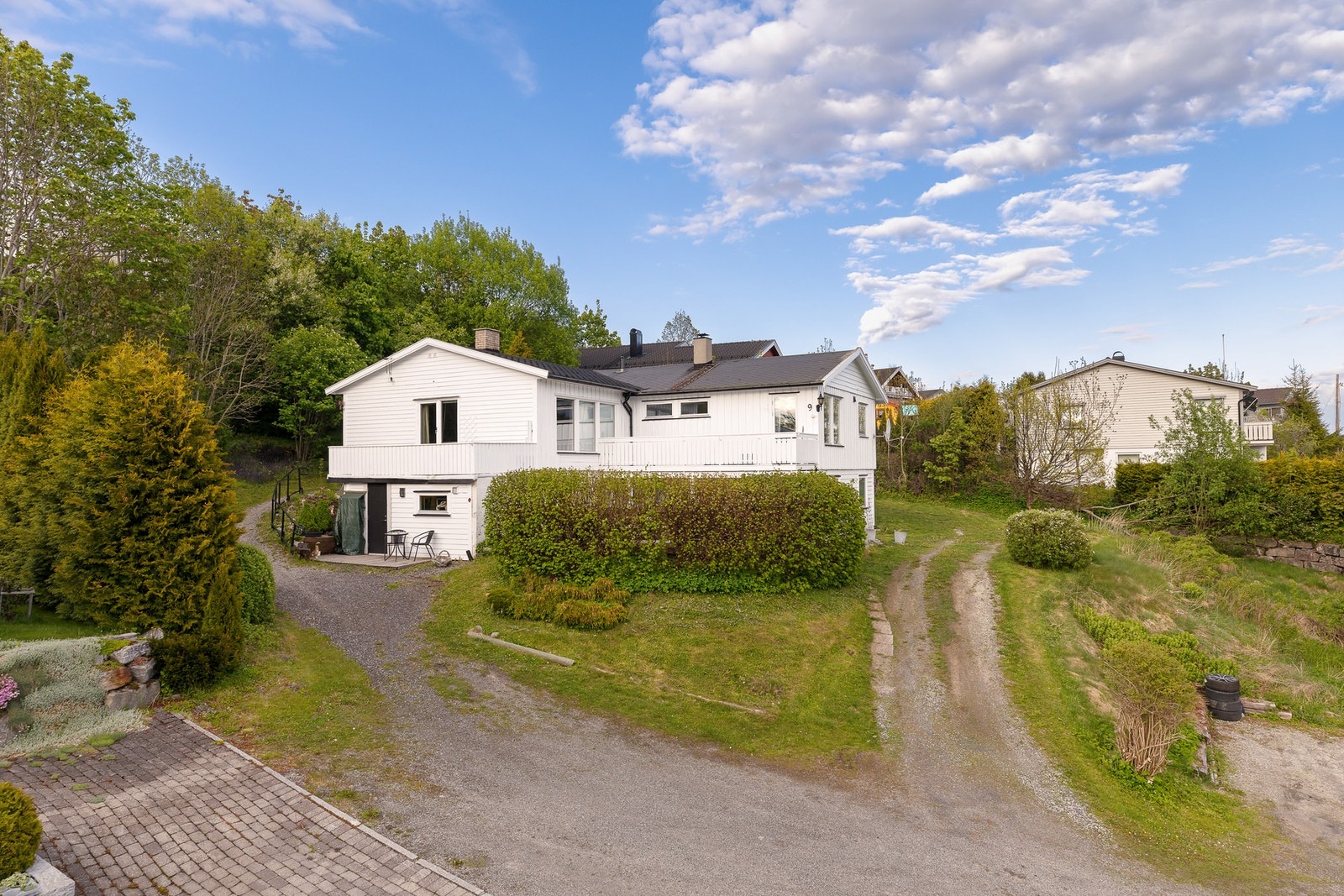 Her bor du innerst i en rolig blindvei med kort vei til dagligvarebutikker, barnehager, skoler og hyggelige turområder. Galleribilde