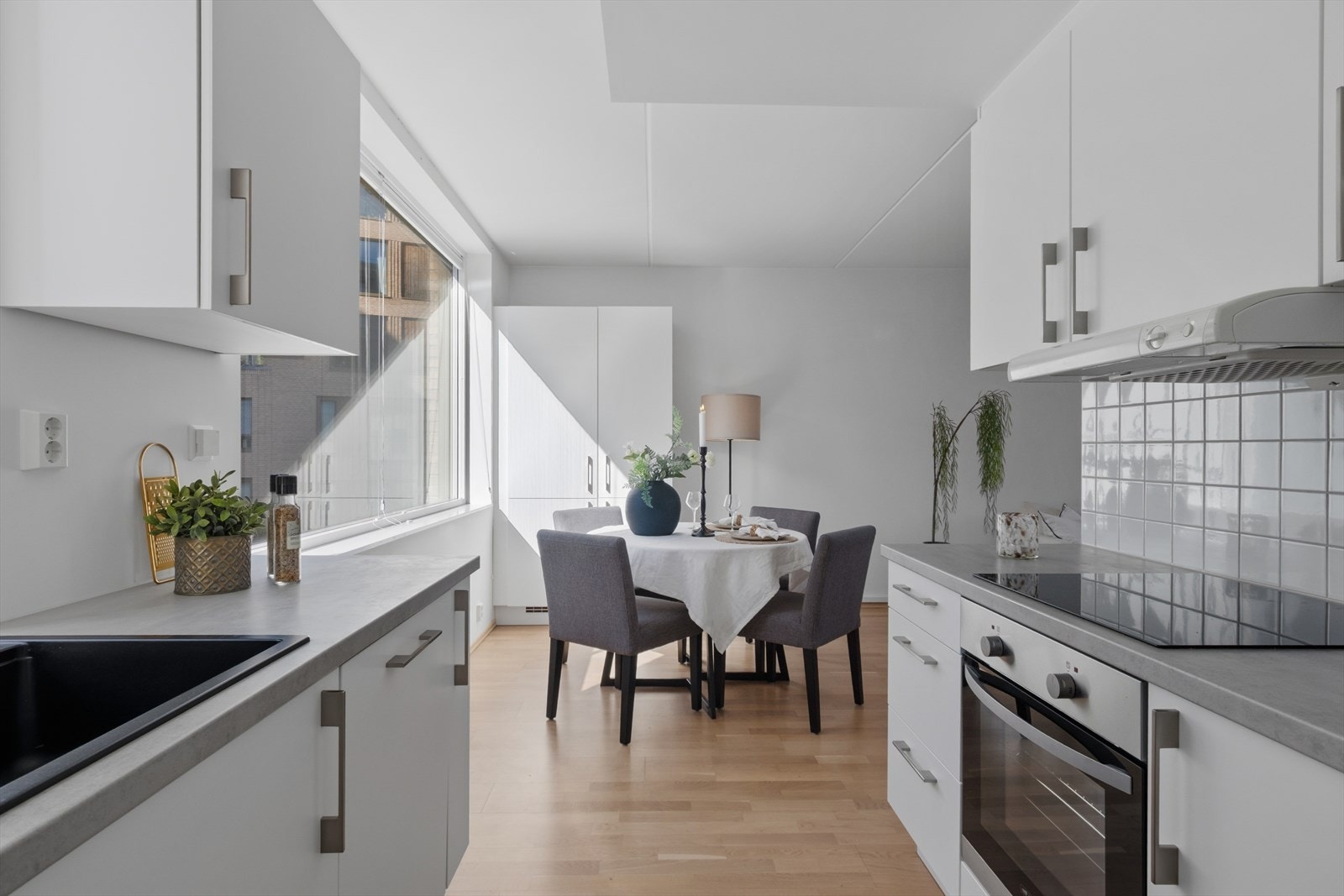 Kjøkkenet ligger i åpen løsning med en naturlig plass for spisebord ved vinduet. Galleribilde