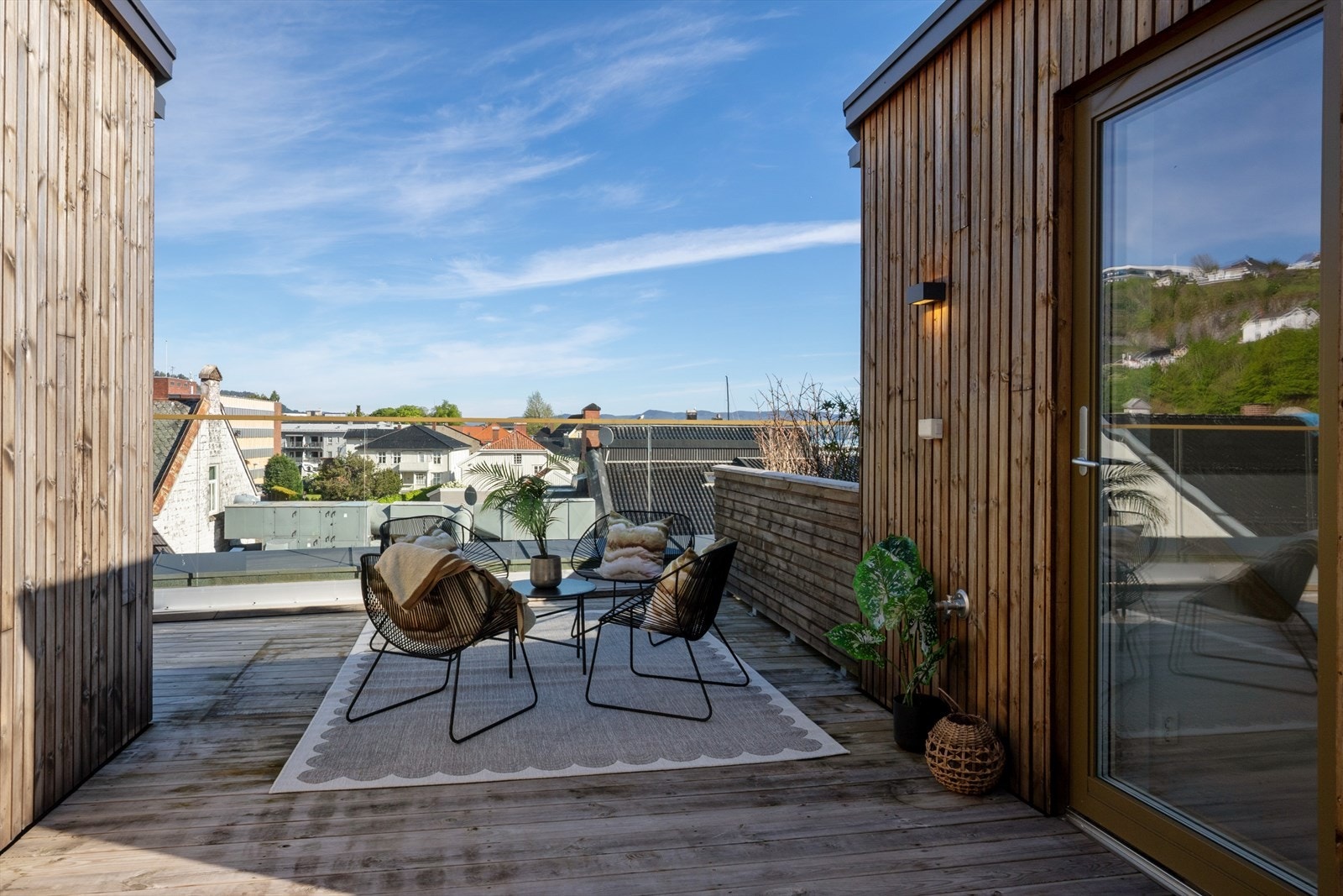 Romslig og privat takterrasse med god plass til sittegruppe. Galleribilde