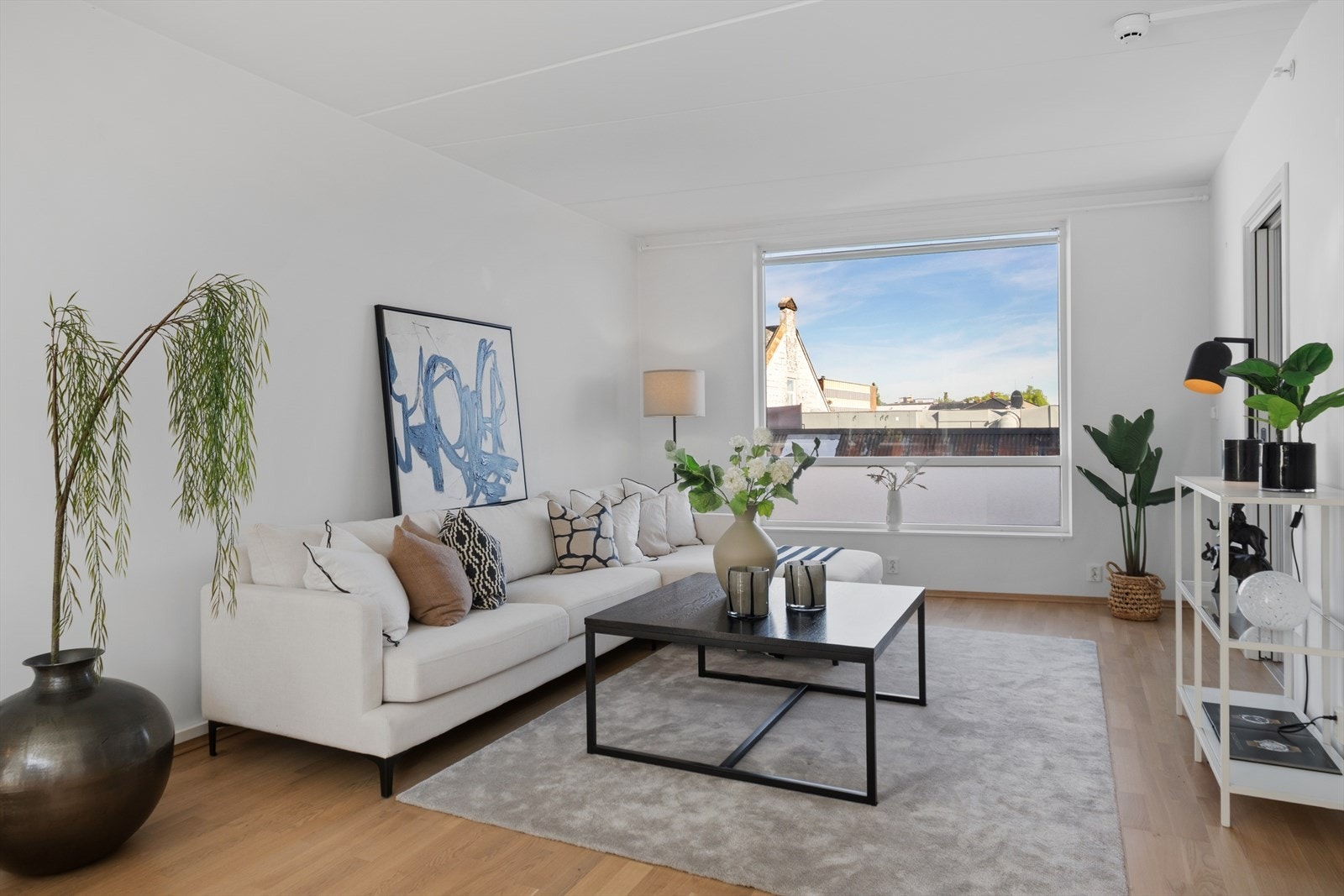 Lys og pen stue med parkett på gulv. Galleribilde