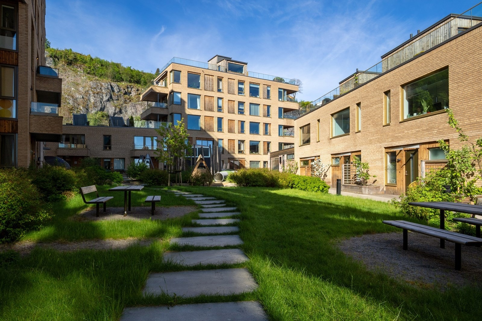 Sameiet har et skjermet atrium med lekeplass og sittegrupper for beboerne. Galleribilde