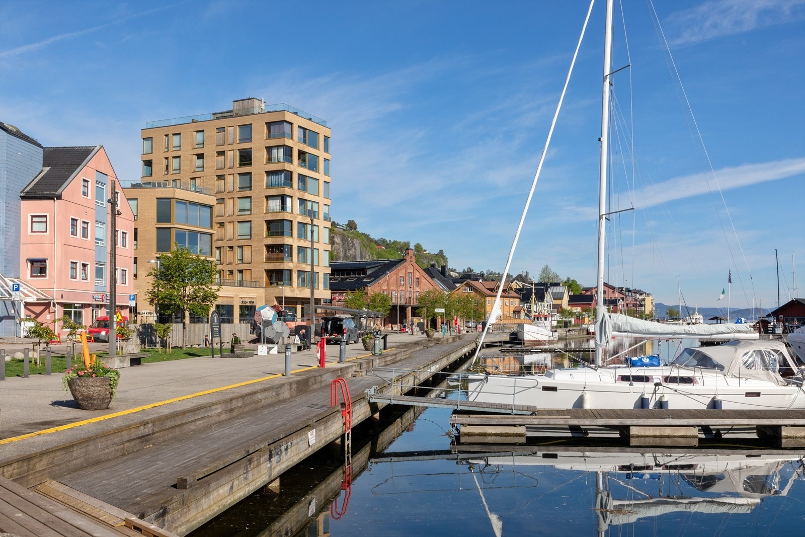 Langs havnepromenaden finner du et utvalg av hyggelige kafeer, restauranter og butikker. Galleribilde