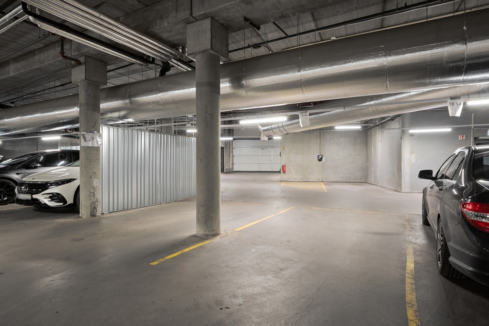 Til leiligheten hører det med parkeringsplass i felles garasjekjeller. Galleribilde