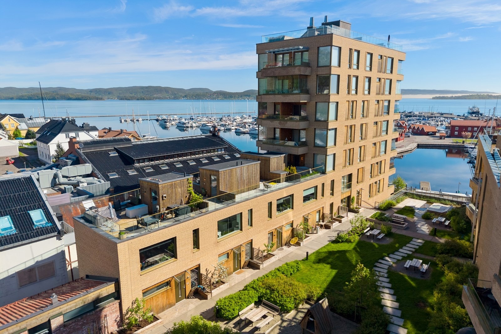 Velkommen til Havnegaten 9A. Leiligheten ligger i et moderne bygg fra 2021 med utsikt mot fjorden og småbåthavnen. Galleribilde