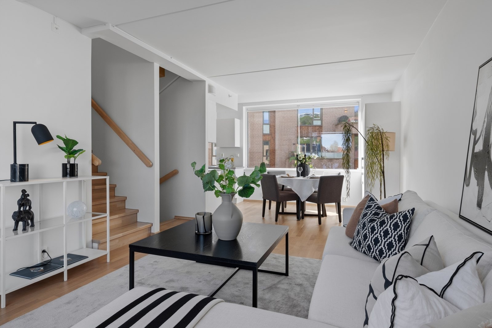 Den innvendige trappen binder de ulike nivåene i boligen sammen. Galleribilde