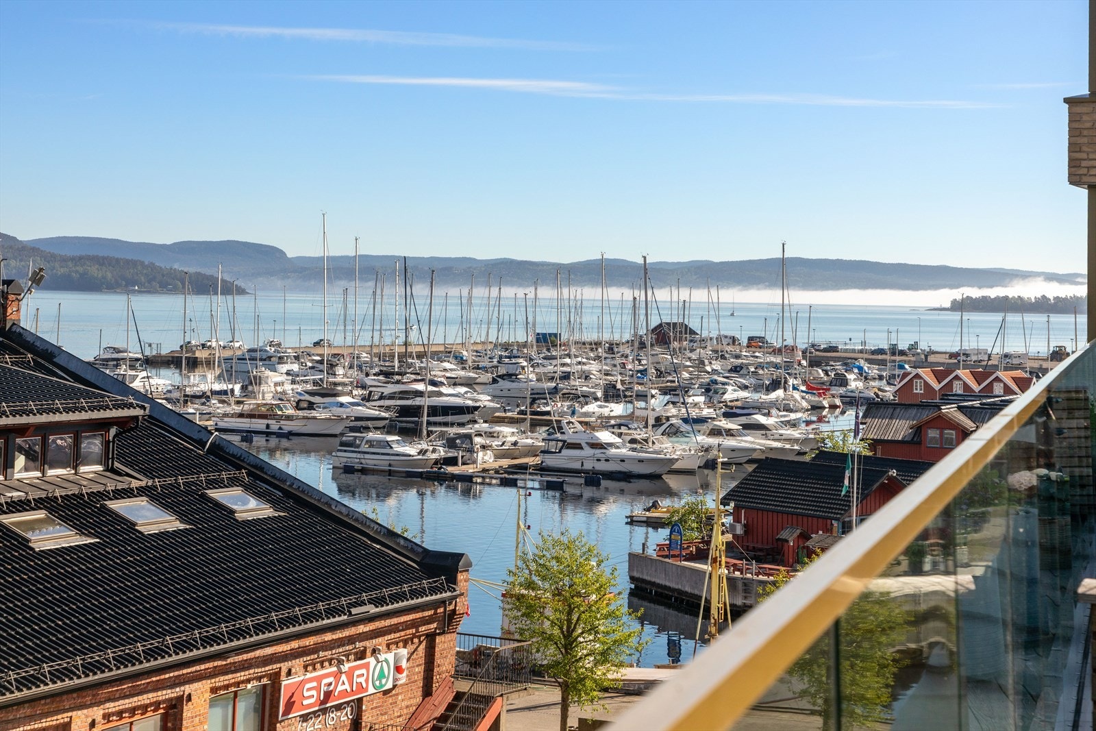 Utsikt mot småbåthavnen fra takterrassen. Galleribilde