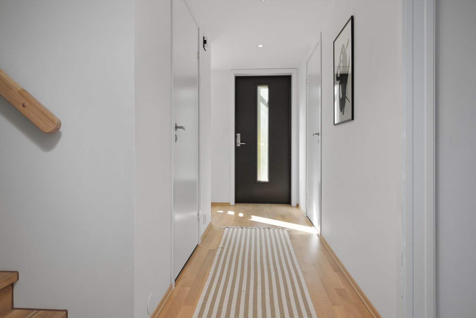 Innbydende entré med downlights i taket og god plass til garderobeløsninger. Galleribilde