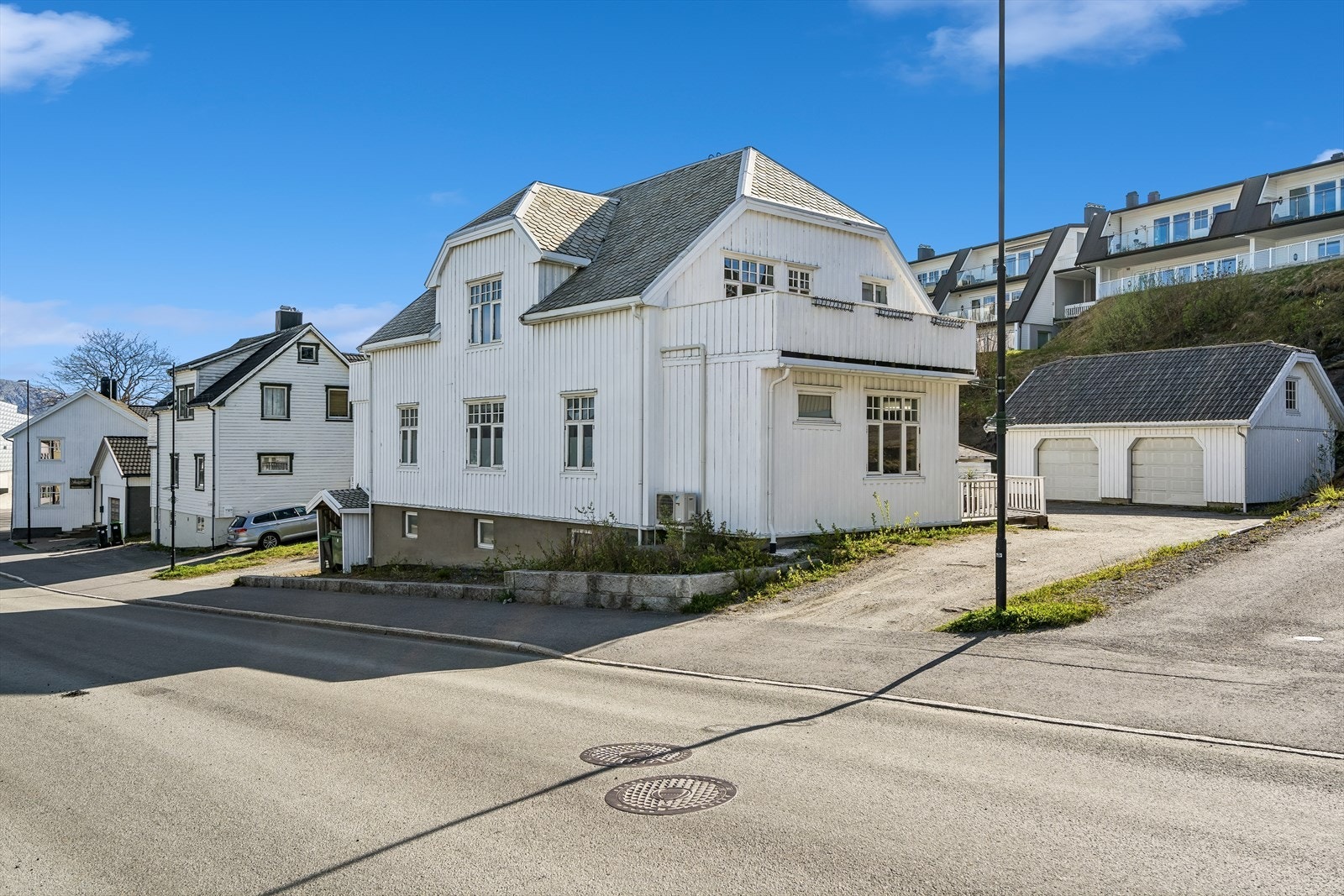 Eiendommen ligger i et rolig og sentrumsnært område med offentlig tilknytning til vann og avløp. Galleribilde