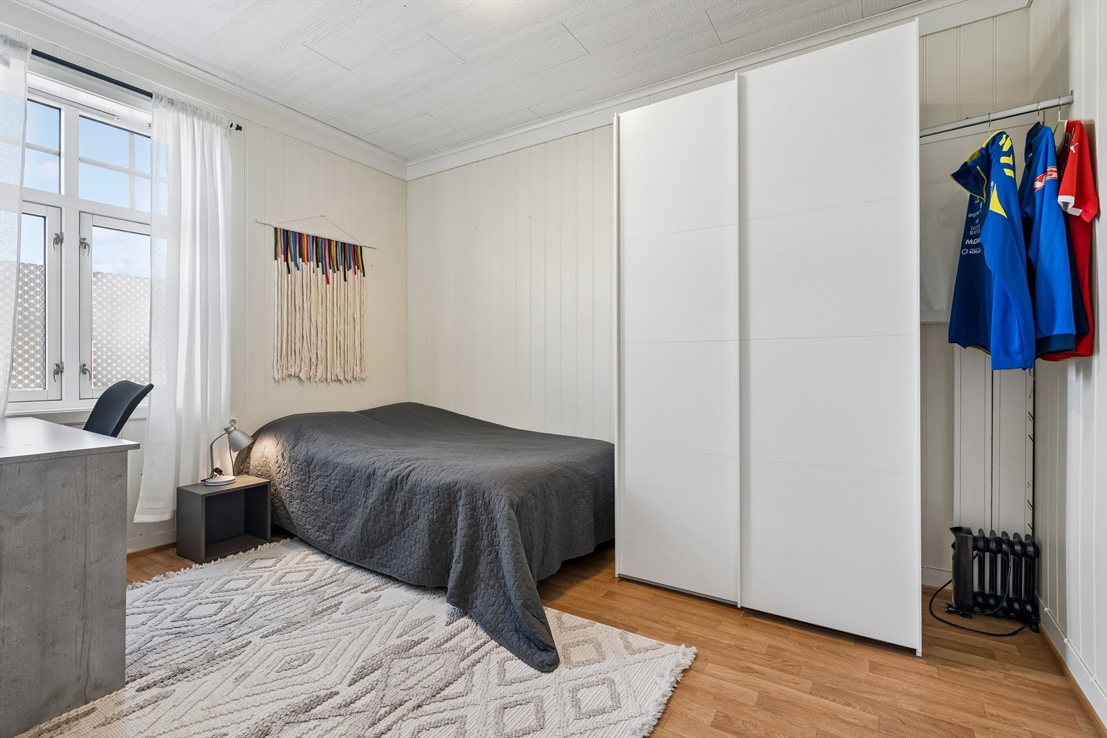 Rommet har plass til dobbeltseng og oppbevaring med skyvedørsgarderobe. Galleribilde