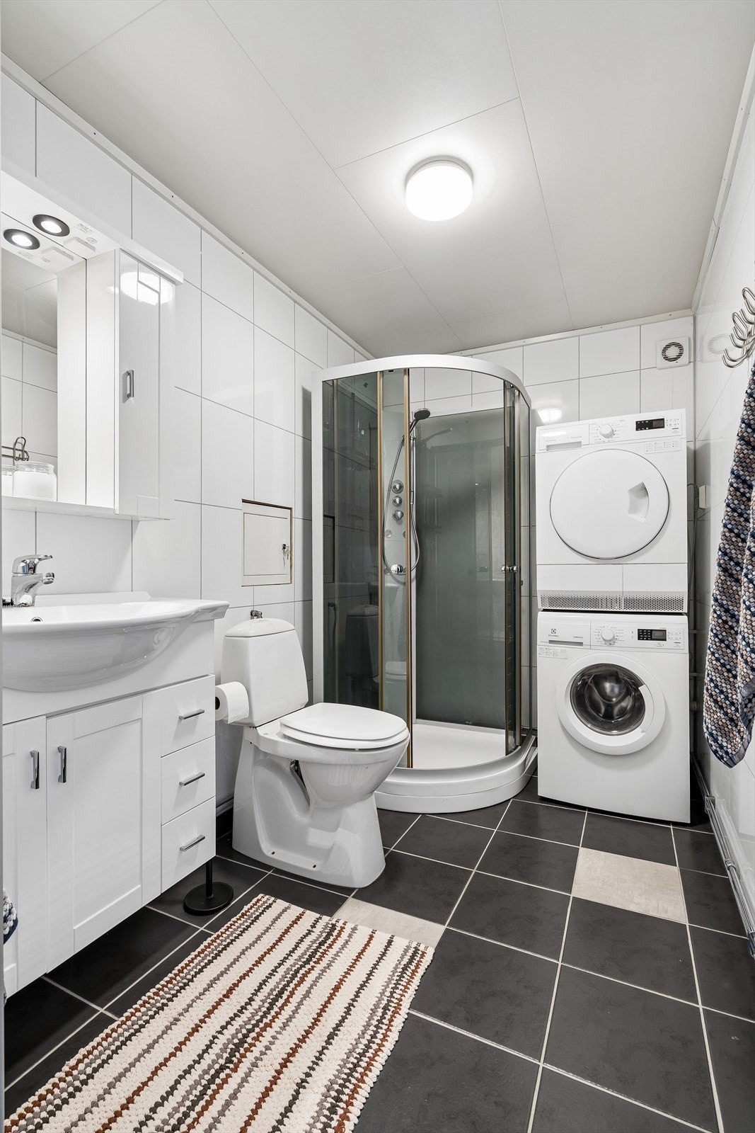 Badet har flislagte gulv og våtromsplater på vegg, og er utstyrt med elektriske varmekabler. Galleribilde