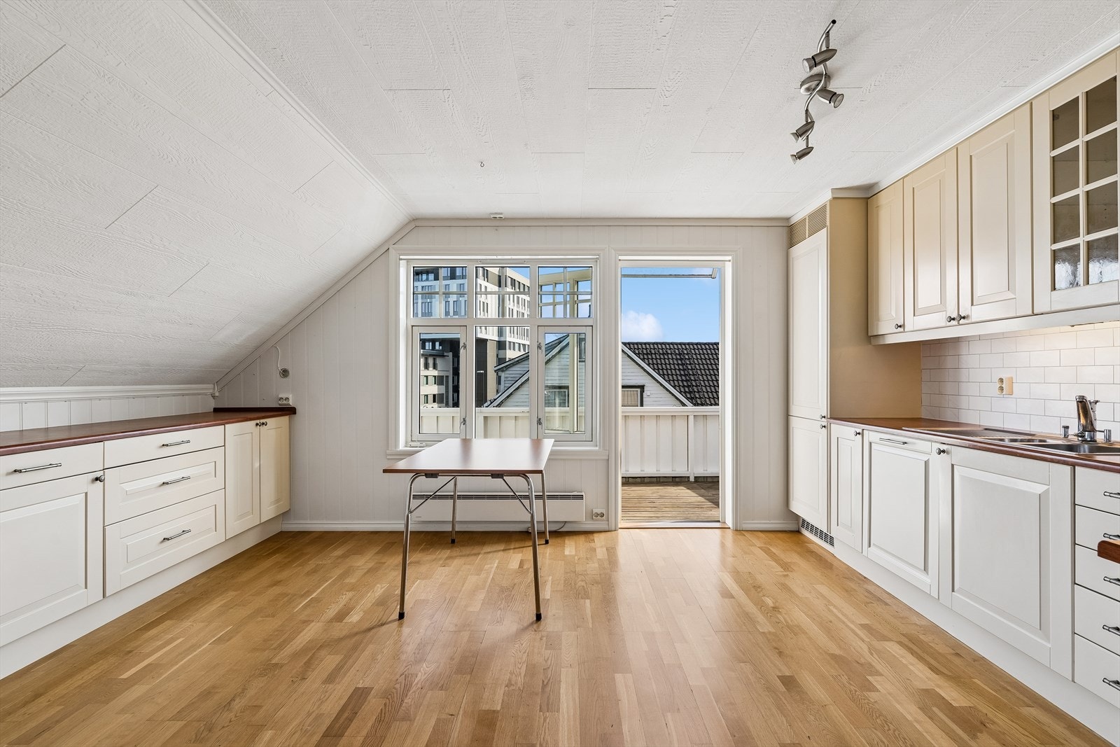 Kjøkkenet har laminert benkeplate og profilerte fronter. Galleribilde