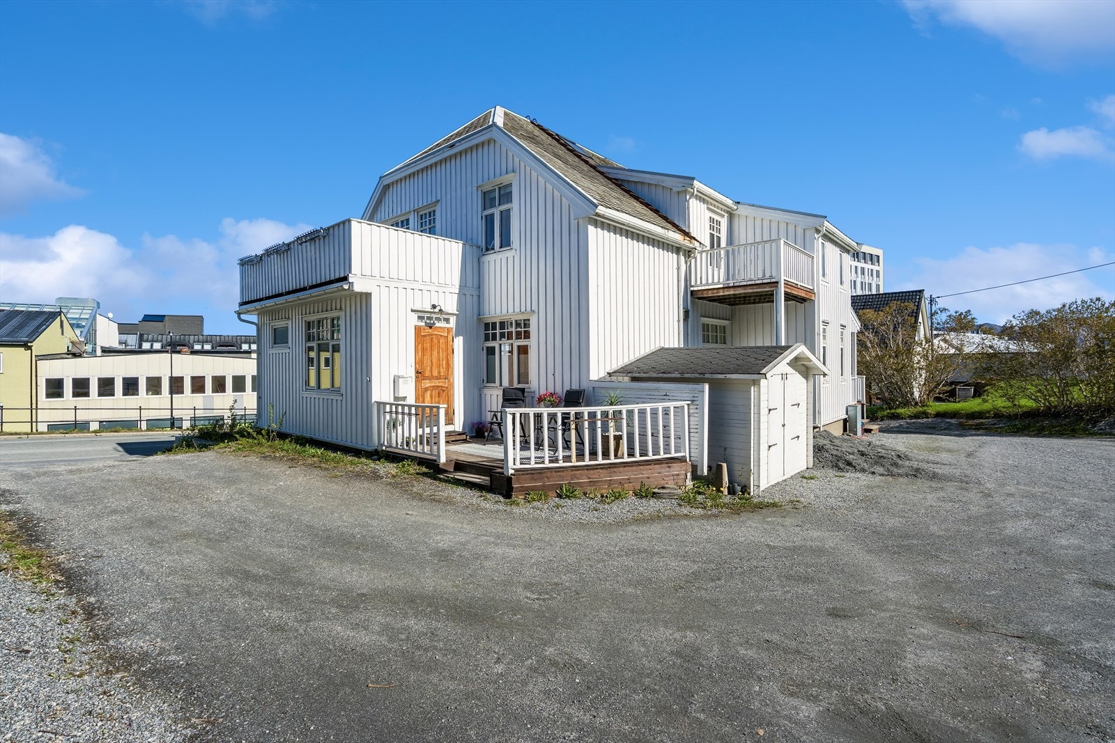 Boligen har flere terrasser og balkonger, som gir gode muligheter for uteopphold. Galleribilde
