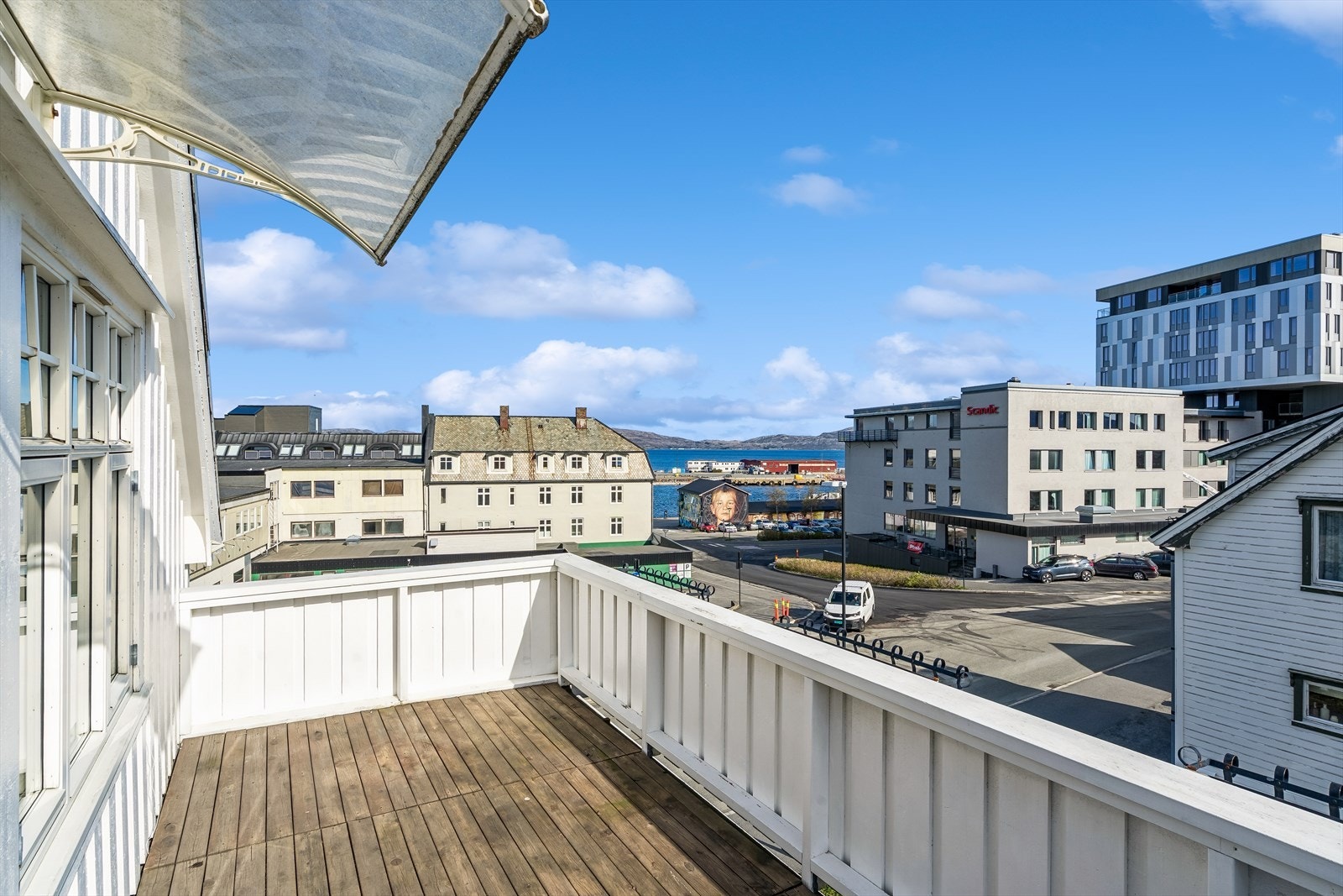 Fra balkongen er det utsikt mot nærområdet og sjøen, med god plass til opphold. Galleribilde