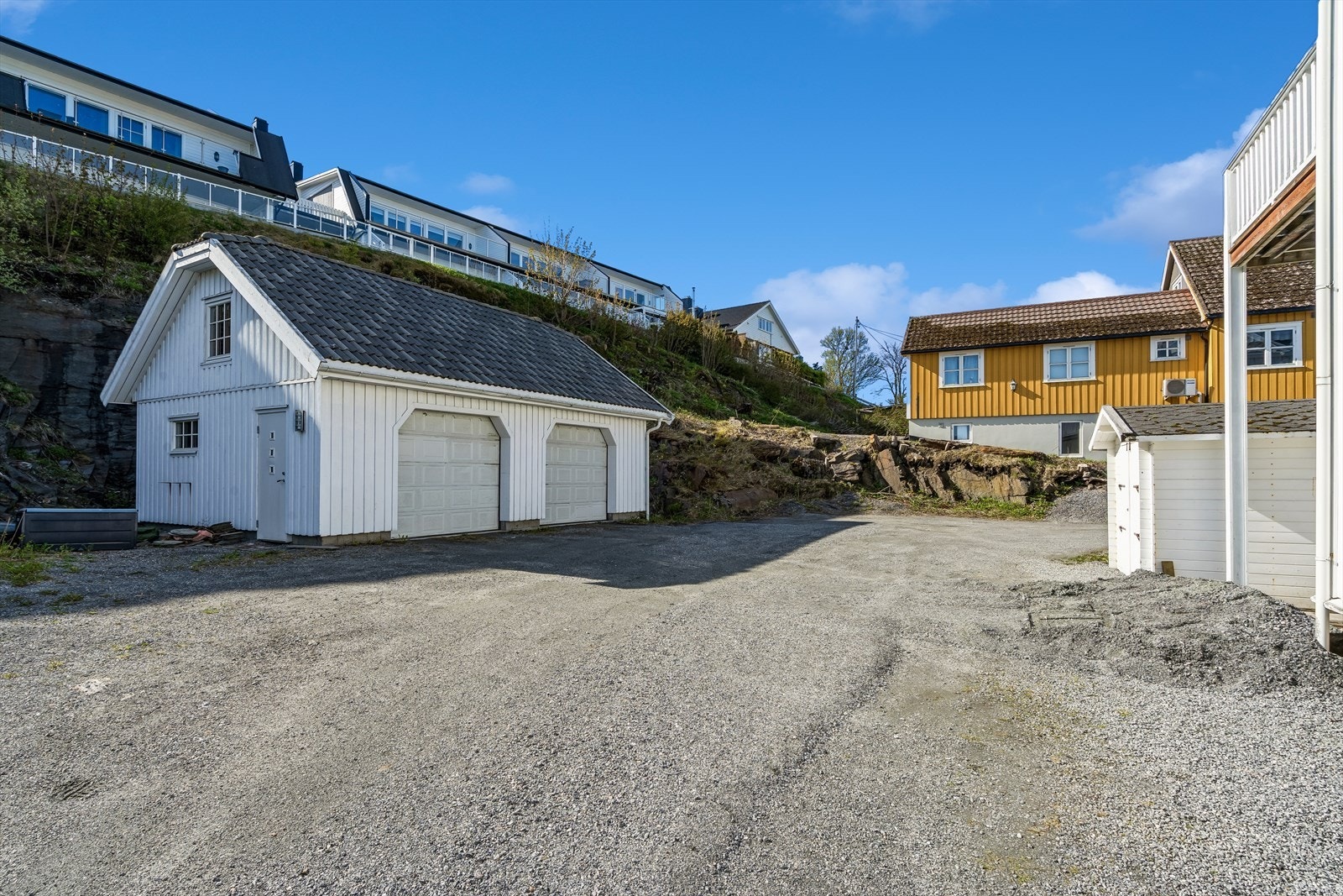 Garasje med plass til to biler, oppført med saltak og stående trekledning. Galleribilde