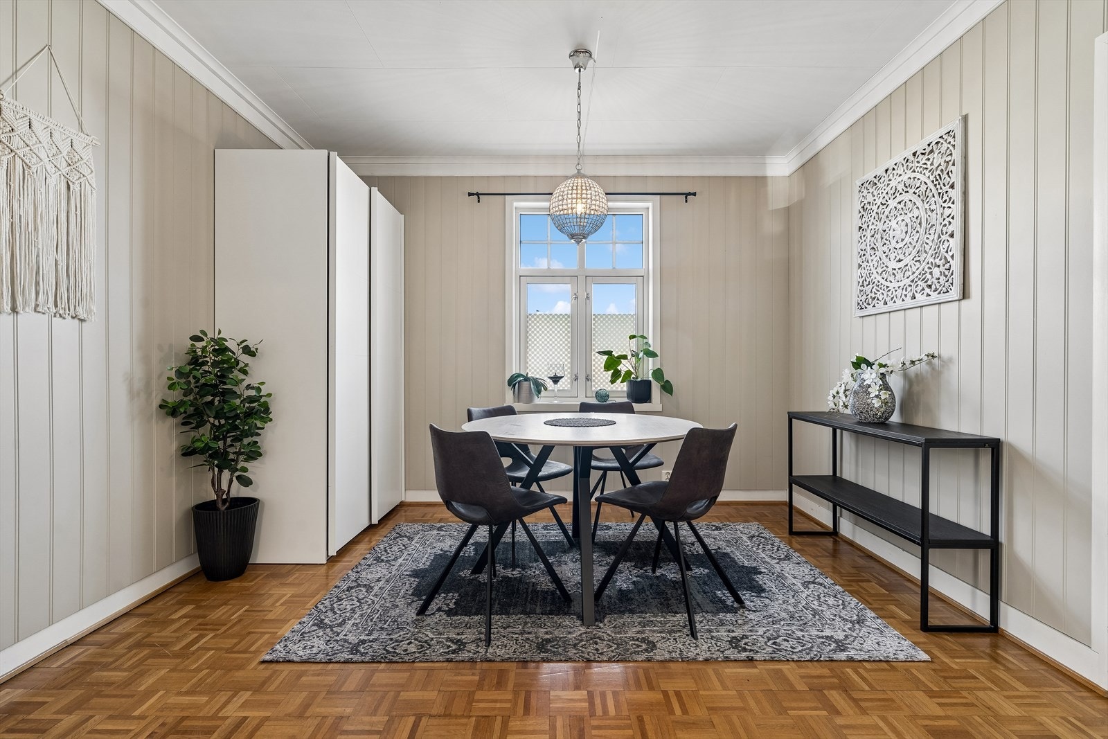 Vegger med malt panel gir rommet et klassisk preg. Galleribilde