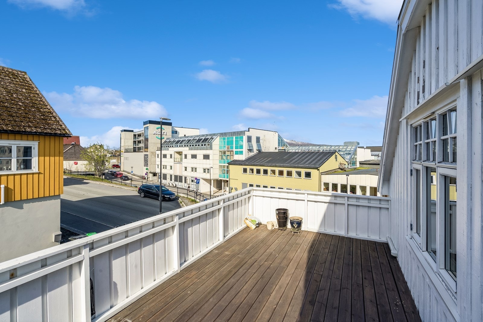 Balkongen gir et fint utendørsområde tilknyttet boligen, med plass for møbler. Galleribilde