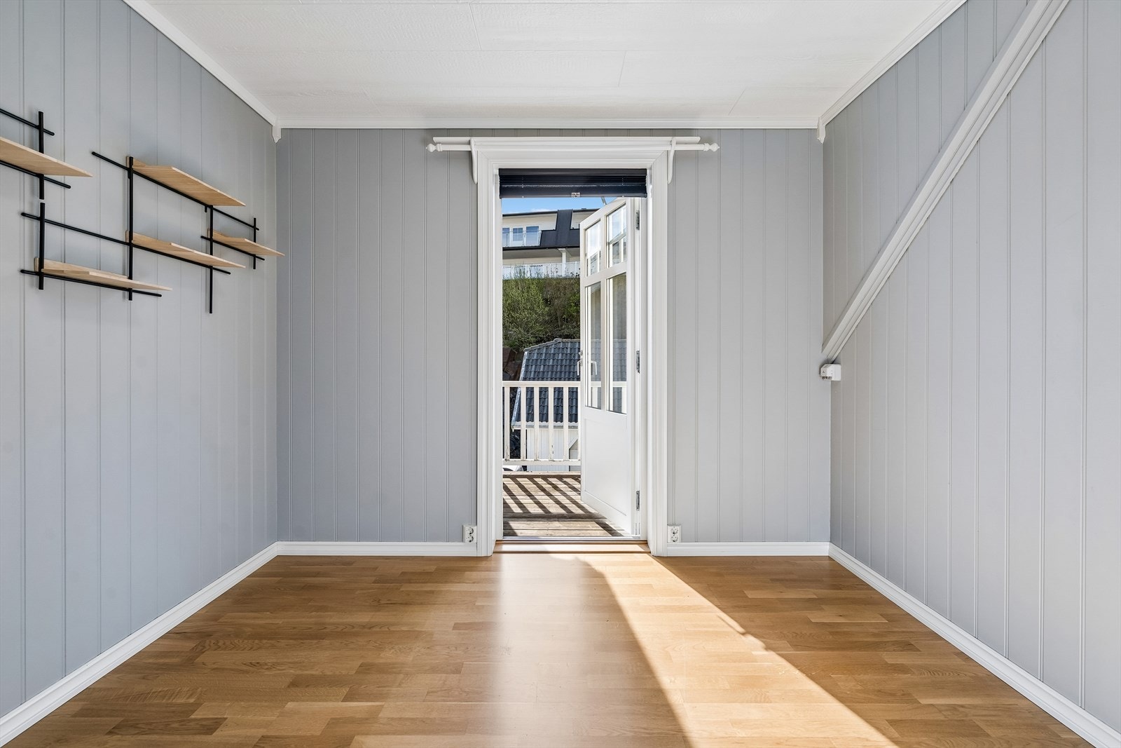 Fra soverom er det utgang til terrasse gir enkel tilgang til uteområdet fra rommet. Galleribilde