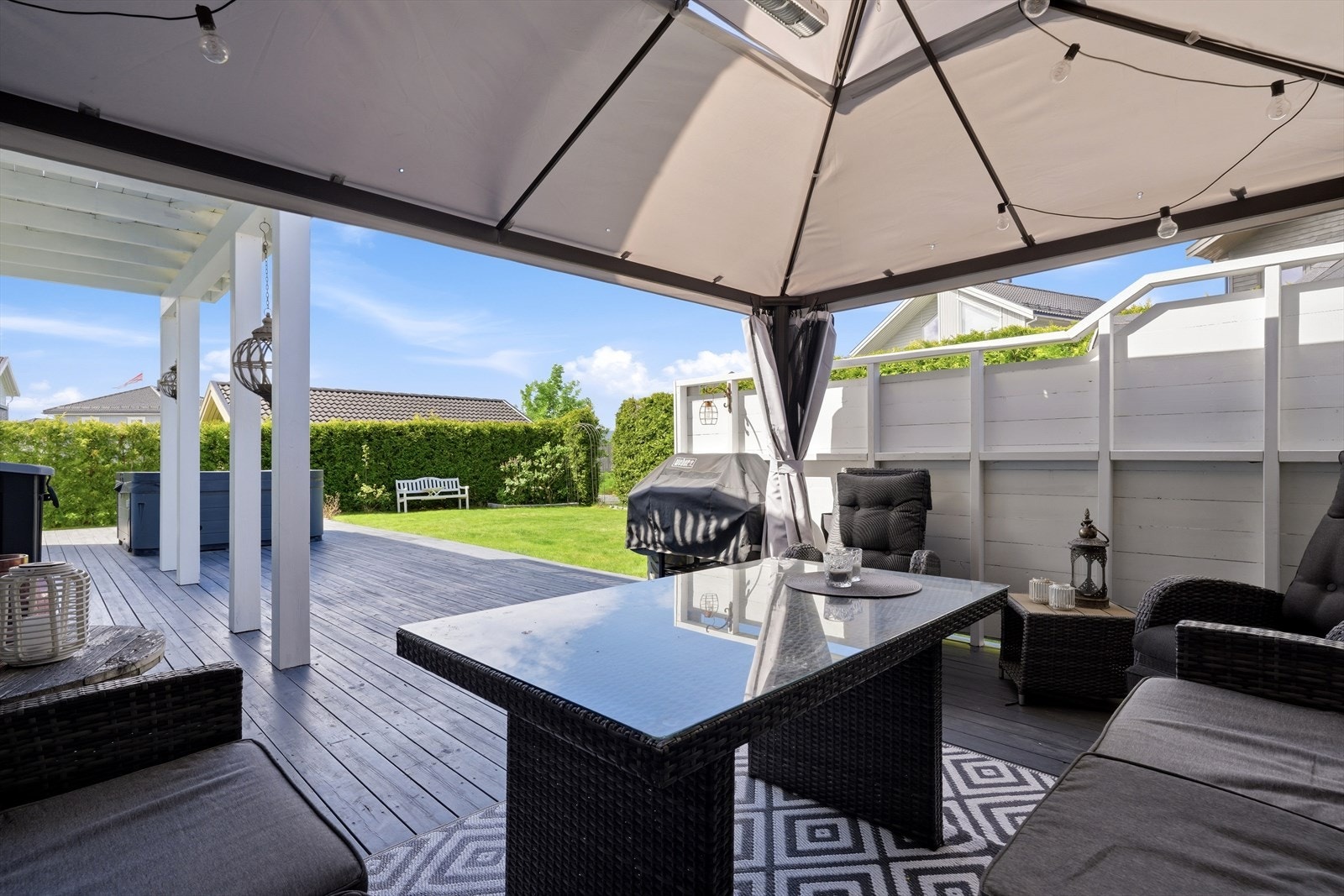 Den store treterrassen med plass til en romslig sittegruppe. Galleribilde