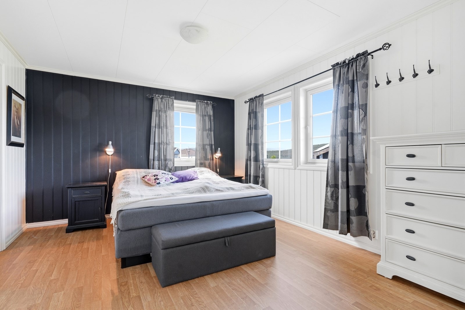 Soverommet har god plass til dobbeltseng og møblement. Galleribilde