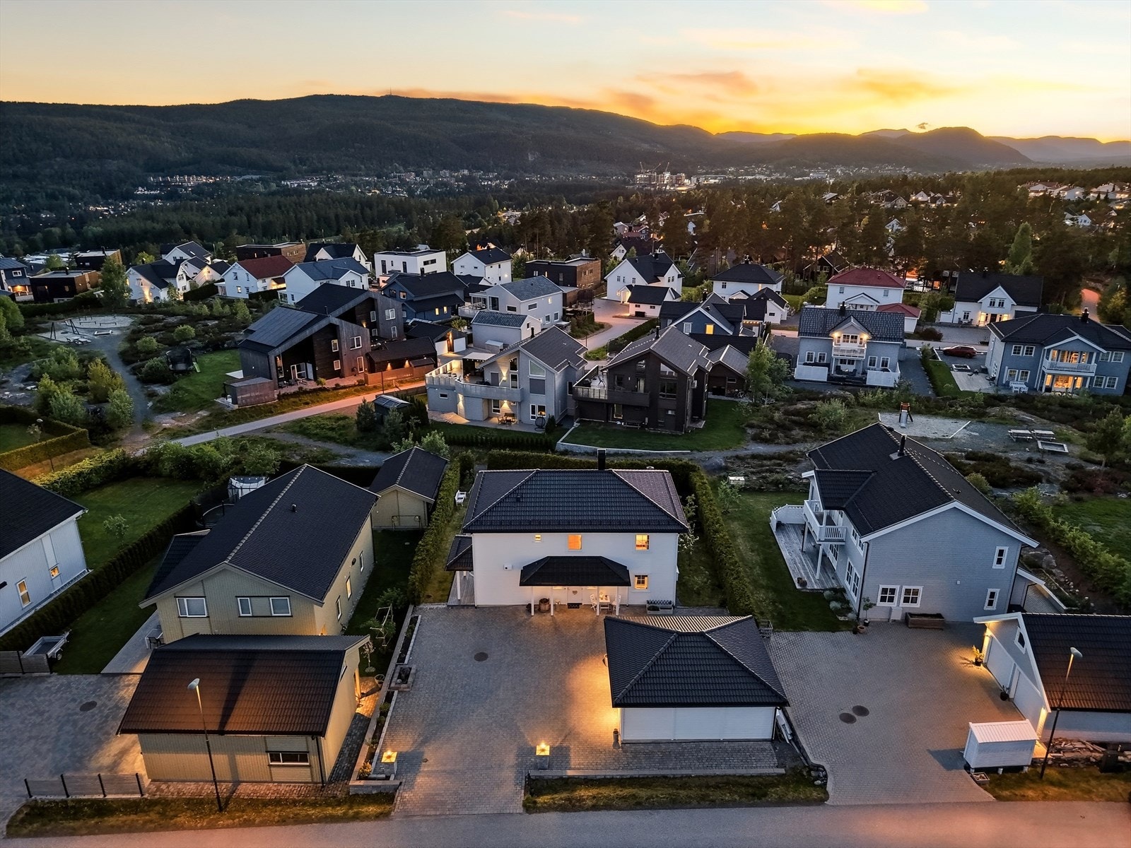 Det er kort vei til barnehager og skoler, samt dagligvarebutikk. Galleribilde