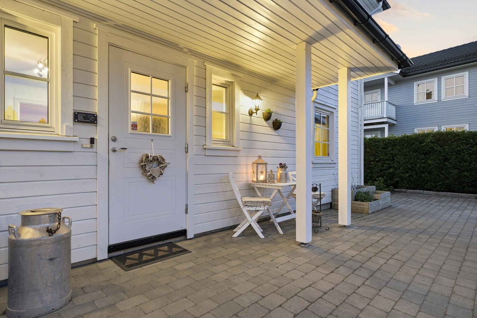Overbygd inngangsparti med plass til en liten sittegruppe. Velkommen inn! Galleribilde