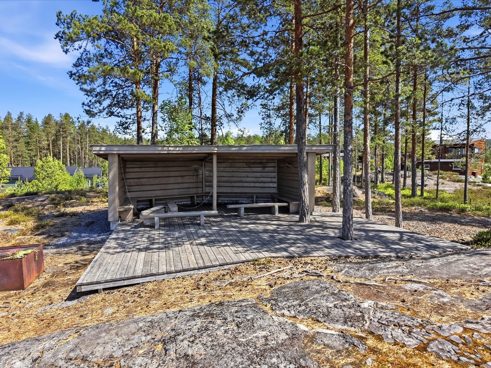 Det er også en stor, felles gapahuk med grill i boligområdet. Galleribilde