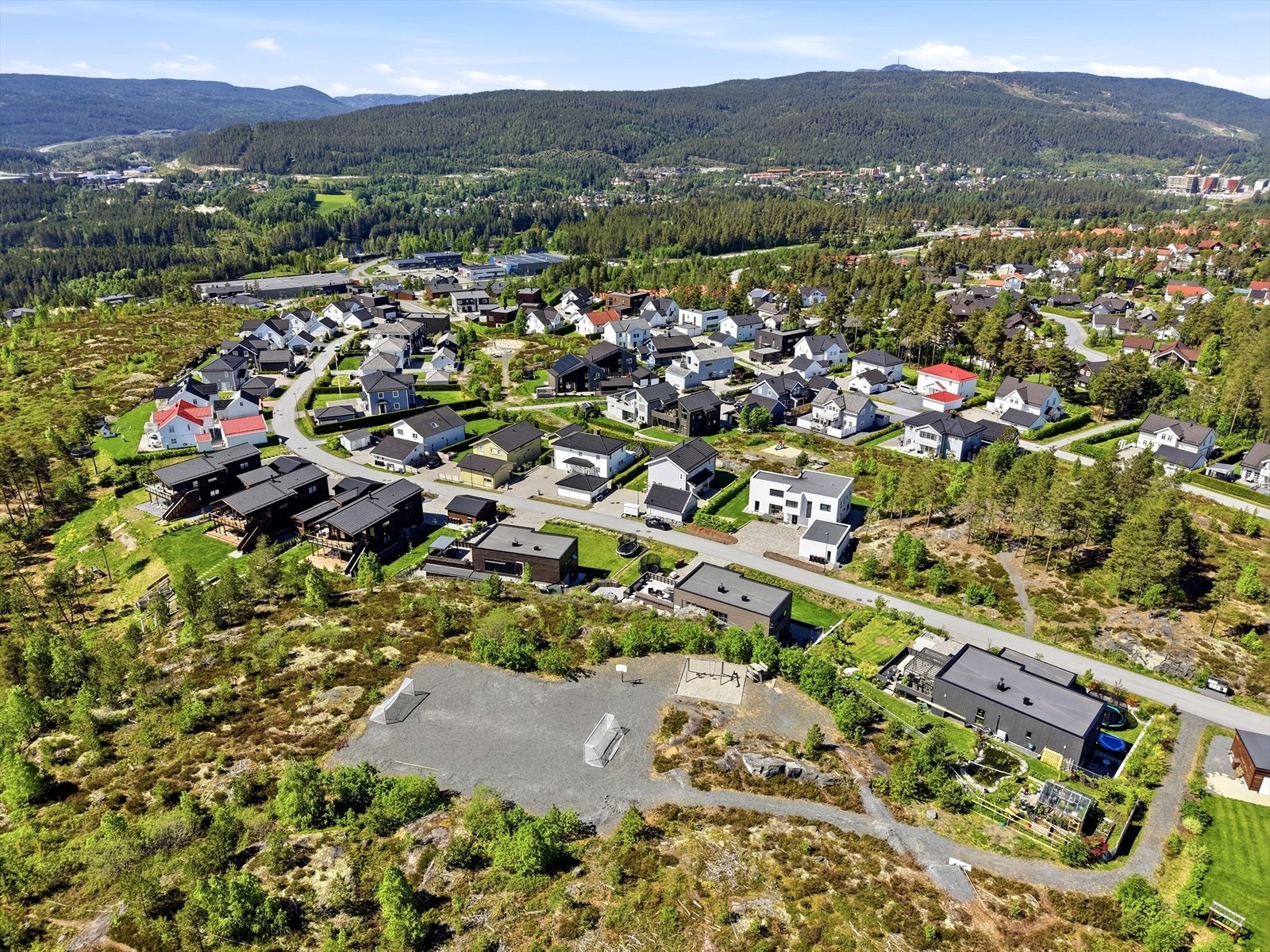Fra gaten er det direkte adkomst til lysløypa med fine turmuligheter sommer som vinter. Galleribilde