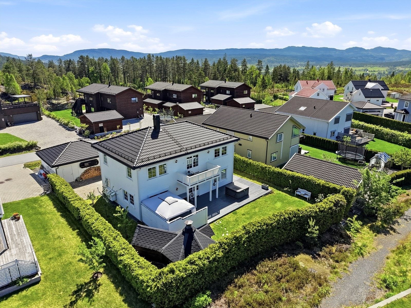 Eiendommen ligger i et attraktivt og barnevennlig boligområde, med gangavstand til lysløypa. Galleribilde