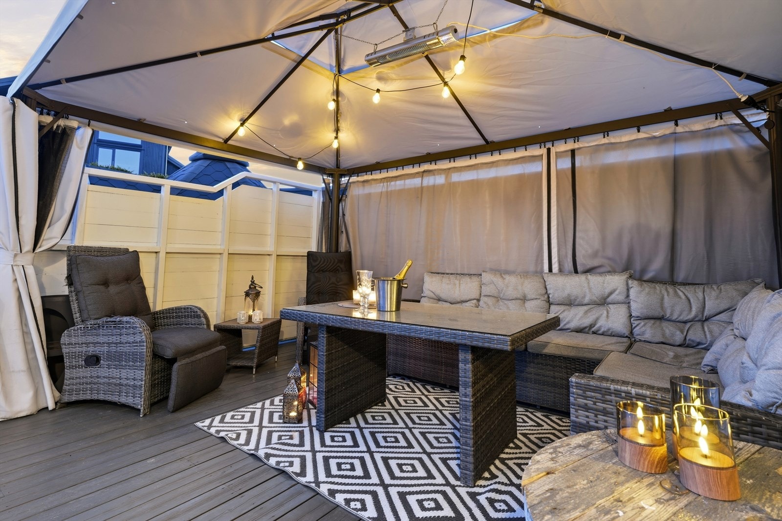 Kveldsstemning ute på terrassen, her kan lange sommerkvelder nytes. Galleribilde