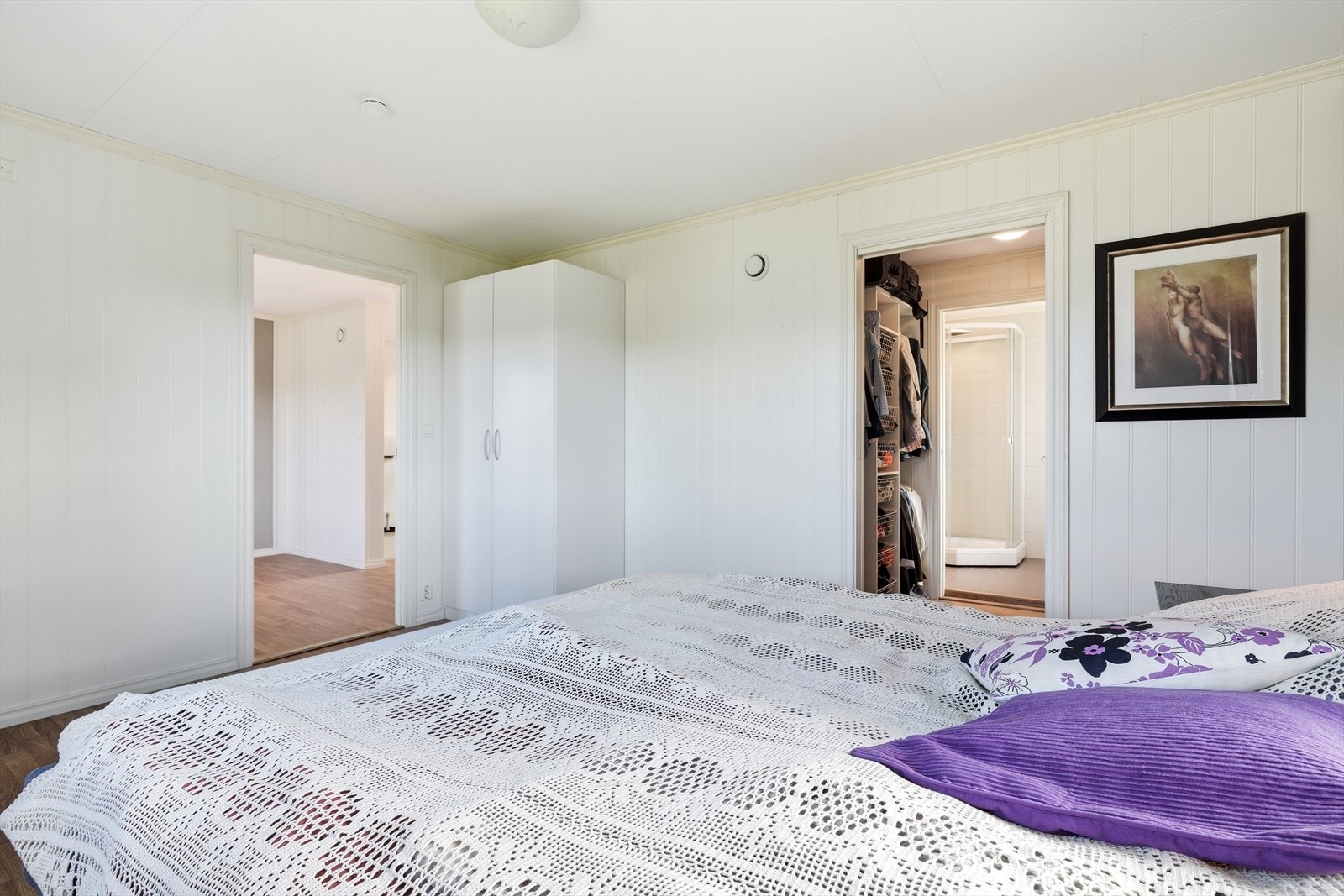 Hovedsoverommet har direkte tilgang til en romslig garderobe. Galleribilde