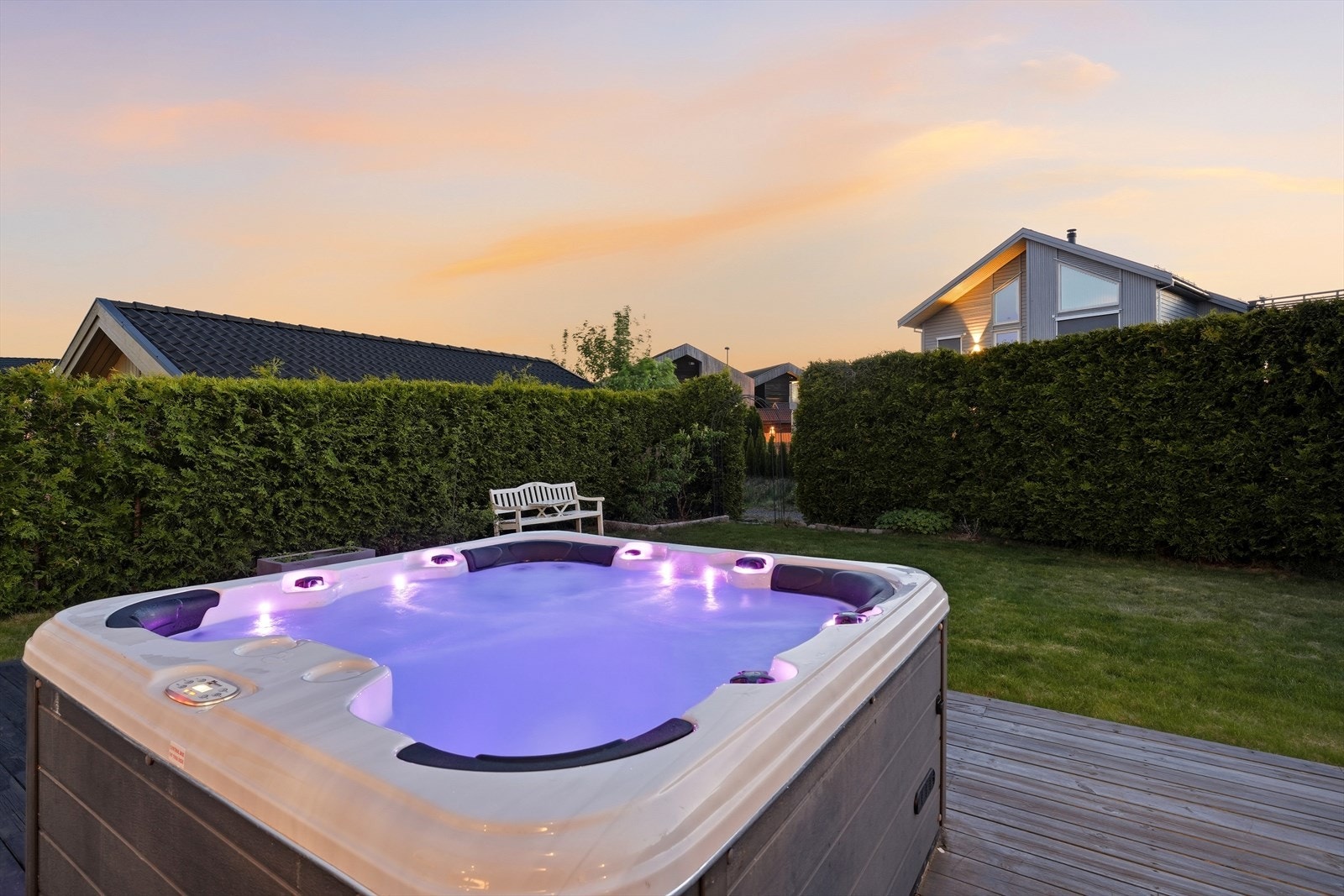 Terrassen har god plass, her vist med jacuzzi. Galleribilde