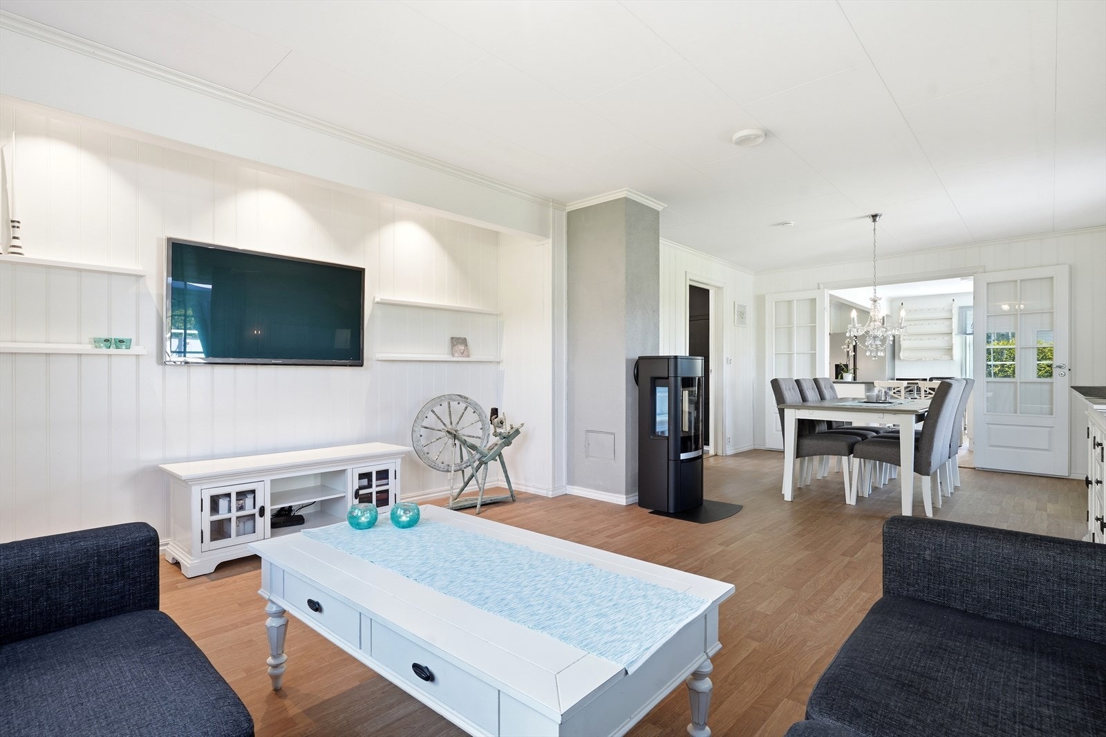Stuen i første etasje har god plass til både sofagruppe og spisebord. Galleribilde