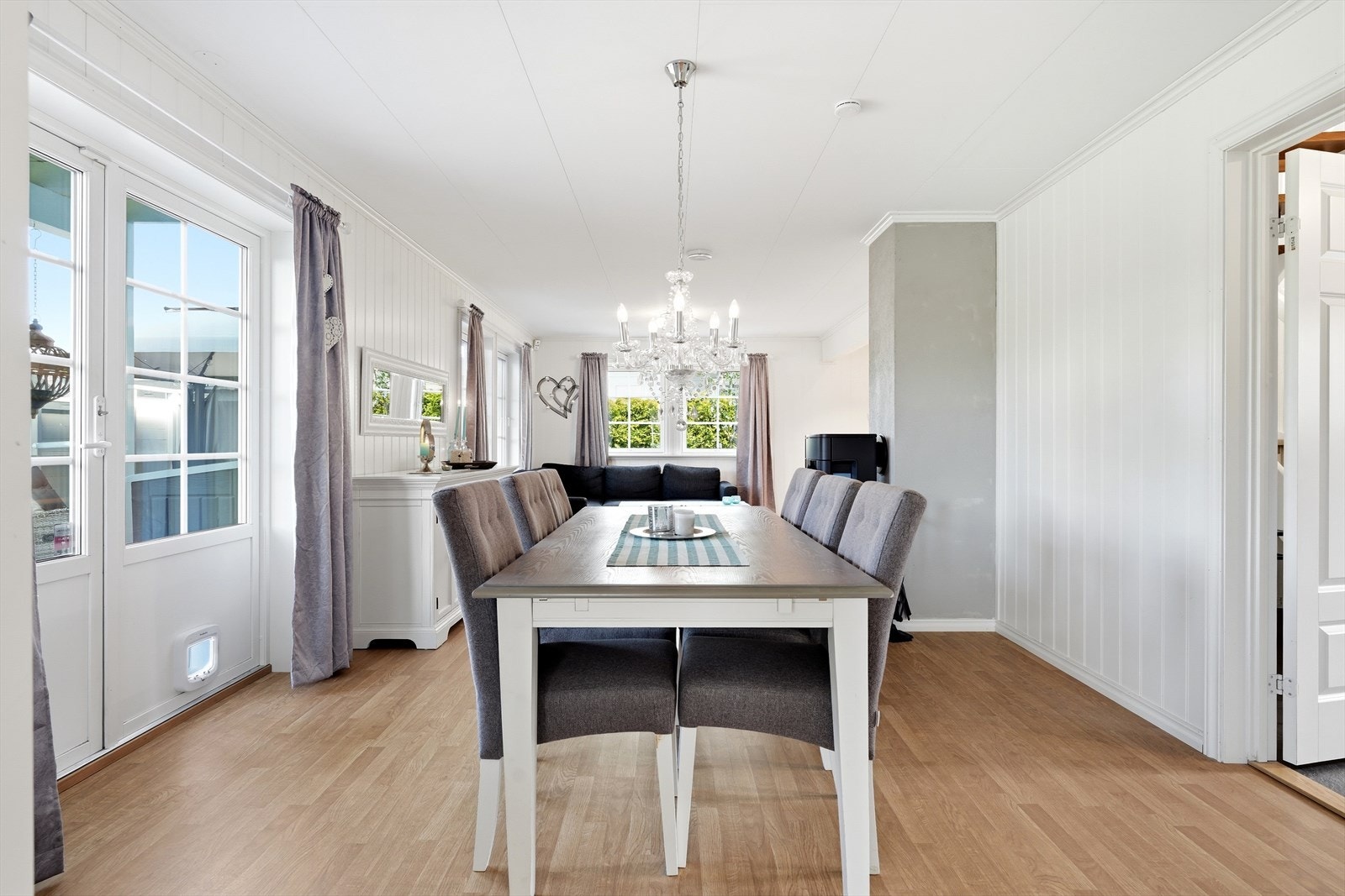 Fra spisestuen er det direkte utgang til den store terrassen på ca. 78 m². Galleribilde