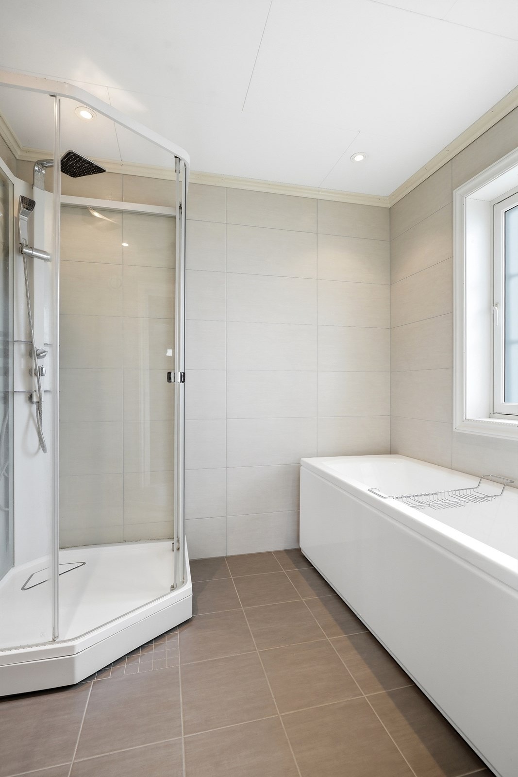 Badet har flislagt gulv med elektriske varmekabler og balansert ventilasjon. Galleribilde