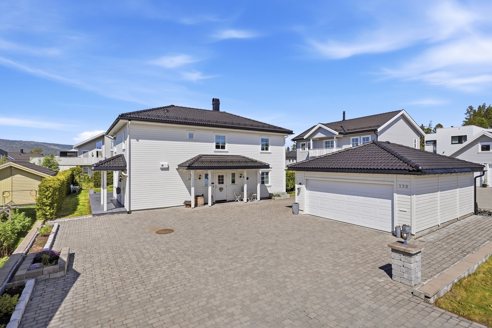 Enebolig fra 2015 med dobbelgarasje og stor terrasse. Galleribilde