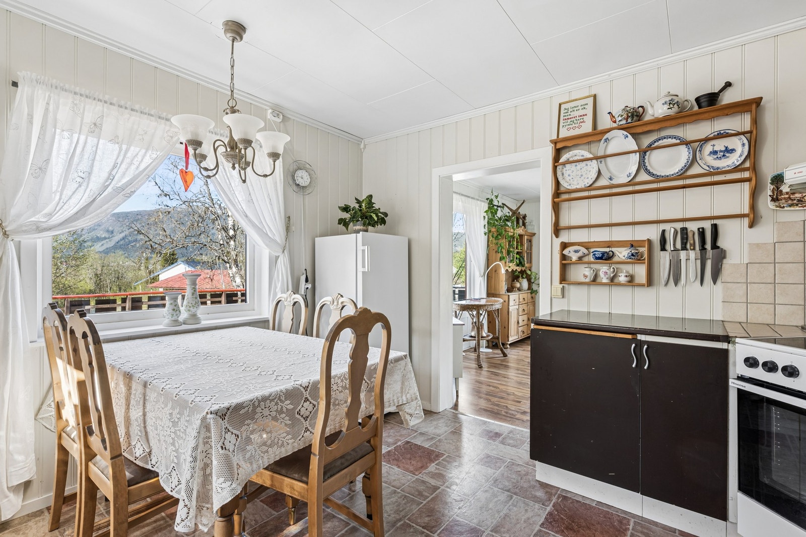 Kjøkkeninnredningen har laminerte skrog og slette fronter, med flis over benkeplaten. Galleribilde